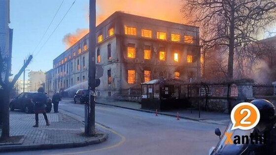 Μαύροι καπνοί σκέπασαν το κέντρο της Ξάνθης - Παραδόθηκε στις φλόγες μια από τις μεγαλύτερες καπναποθήκες (video)